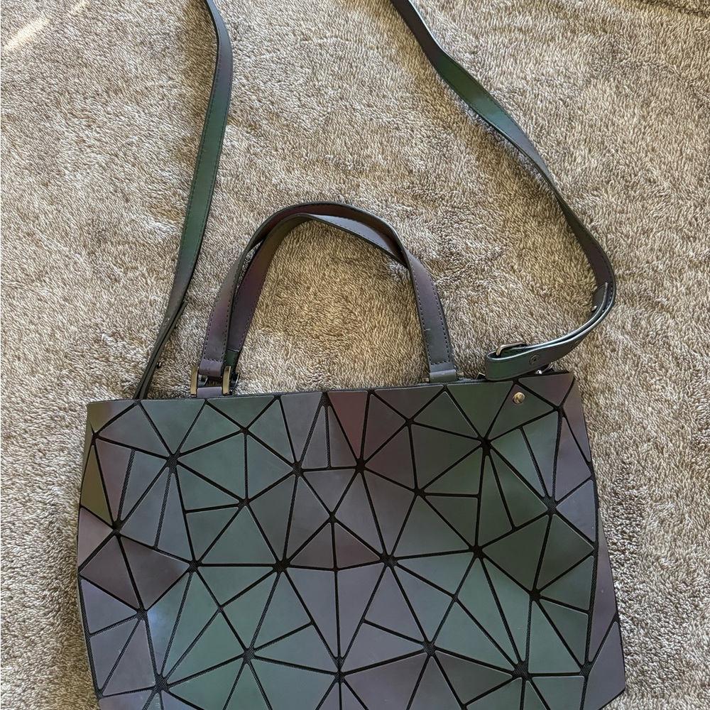Lovevook crossbody geometric iridescent. NWOT - Picture 2 of 5